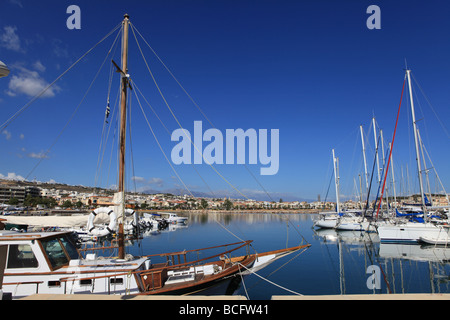 Una vista attraverso le barche per la città di Rethymnon Crete 25 Giugno 2009 Foto Stock