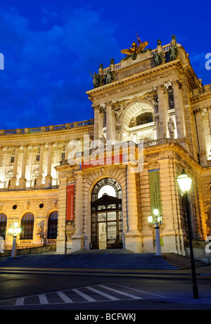 VIENNA, Austria: Il maestoso Palazzo Hofburg brilla alla luce del crepuscolo. L'architettura barocca ornata dell'ex residenza imperiale è illuminata contro il cielo oscuro, riflettendo secoli di potere asburgico nel cuore di Vienna. Foto Stock