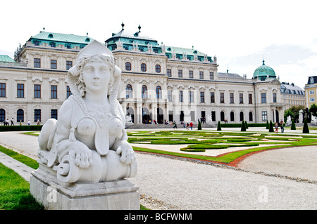 VIENNA, Austria: Il Palazzo del Belvedere, un magnifico esempio di architettura barocca, si erge maestosamente a Vienna. Questo complesso storico si compone di due palazzi, il Belvedere superiore e il Belvedere inferiore, situati all'interno di ampi giardini formali. Il palazzo è rinomato per la sua collezione d'arte, tra cui le opere di Gustav Klimt, e offre ai visitatori uno sguardo sulla storia imperiale e sul patrimonio culturale dell'Austria. Foto Stock