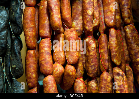 Salsicce di riagganciare in mercato Mercat de l'Olivar Palma Mallorca Spagna Spain Foto Stock