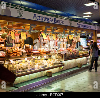 Stallo Delicatesen nel mercato coperto Mercat de l'Olivar Palma Mallorca Spagna Spain Foto Stock