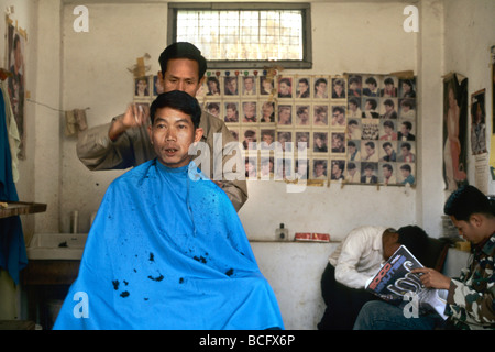 Myanmar Kyaing Tong barbiere Foto Stock