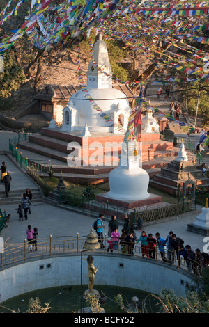 Kathmandu, Nepal. Swayambhunath Temple Hill. Un piccolo Stupa al di sotto del tempio principale complesso. Bandiere di preghiera. Foto Stock