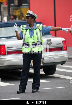 Poliziotto che dirige il traffico in Manhattan, New York City, Stati Uniti d'America Foto Stock