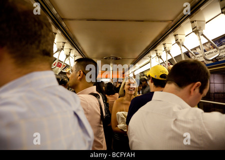 I passeggeri sul percorso in treno da New York al New Jersey, STATI UNITI D'AMERICA Foto Stock