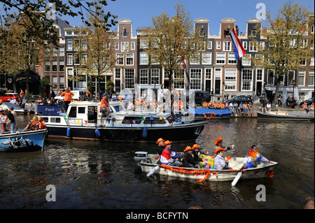 Il Prinsengracht pieno con il partito di imbarcazioni per il 2009 Queens celebrazione di compleanno Foto Stock