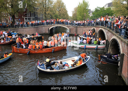 Il Prinsengracht pieno con il partito di imbarcazioni per il 2009 Queens celebrazione di compleanno Foto Stock