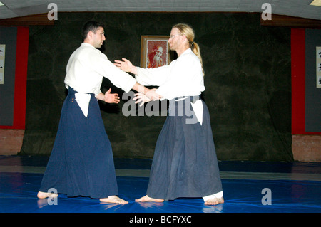 Due uomini in un contatto di Aikido competizione sportiva Foto Stock