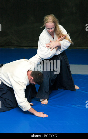 Due uomini in un contatto di Aikido competizione sportiva Foto Stock