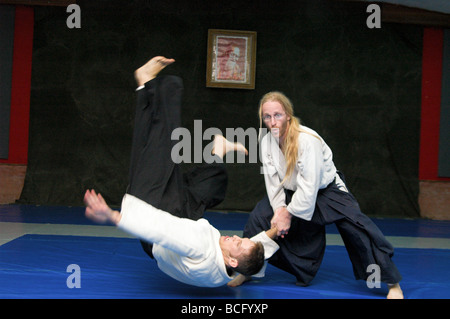 Due uomini in un contatto di Aikido competizione sportiva Foto Stock