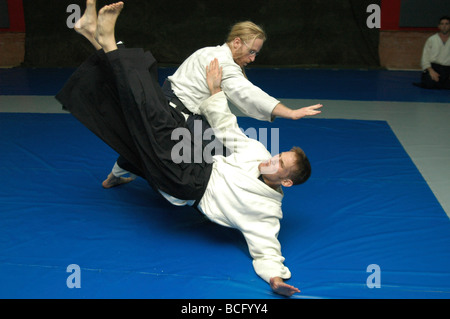 Due uomini in un contatto di Aikido competizione sportiva Foto Stock