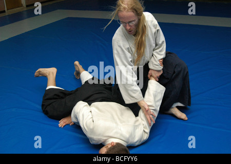 Due uomini in un contatto di Aikido competizione sportiva Foto Stock