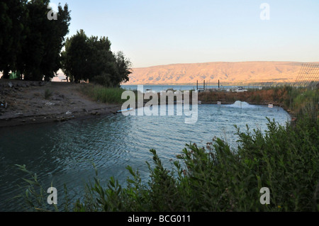 Israele il fiume Giordano all'uscita dal mare di Galilea (Lago di Kineret) Foto Stock