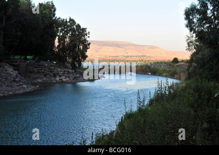 Israele il fiume Giordano all'uscita dal mare di Galilea (Lago di Kineret) Foto Stock