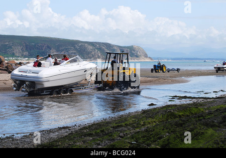 Trattore tirando barca lungo il fiume per avviare a bassa marea n. 2733 Foto Stock