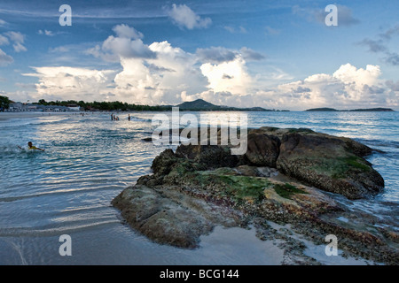 La spiaggia di Chaweng su Koh Samui al crepuscolo Foto Stock