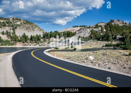 La strada attraverso Lassen Volcanioc National Park California Foto Stock