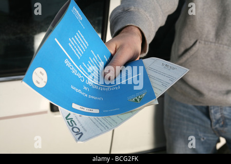 Uomo con un V5 veicolo del documento di registrazione Foto Stock