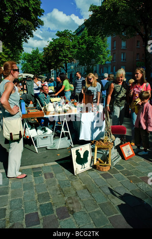 Parigi Francia, folla di persone, Donne, Shopping al di fuori, pubblico 'Antiques Market' scena di strada 'Attic sale' Brocante vintage Foto Stock