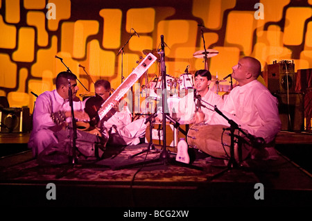 Un tradizionale qawwali band suonare dal vivo presso il tamburo in Aston Foto Stock