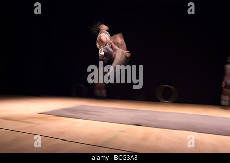 Acrobati africani esibirsi sul palco come parte di un intrattenimento per bambini mostra Foto Stock