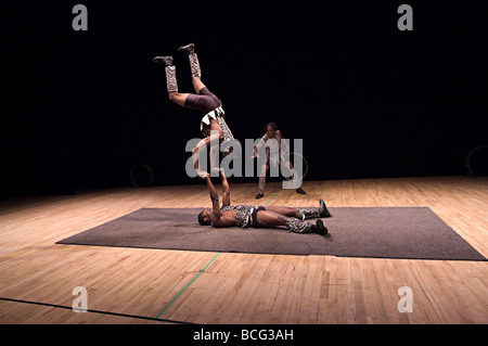 Acrobati africani esibirsi sul palco come parte di un intrattenimento per bambini mostra Foto Stock