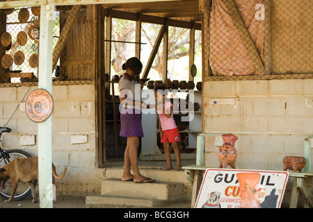 Due Costa Rican bambini davanti a un negozio vendita di ceramiche Guaitil in Costa Rica Foto Stock