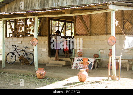 Due Costa Rican bambini davanti a un negozio vendita di ceramiche Guaitil in Costa Rica Foto Stock