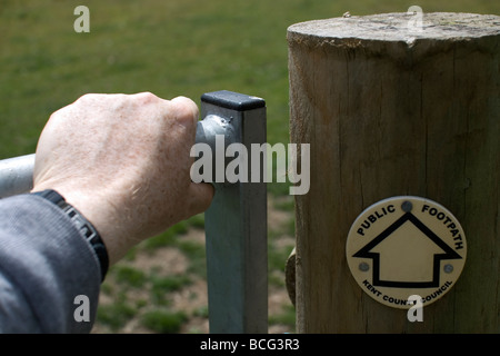 La chiusura di una porta in un campo. Foto Stock