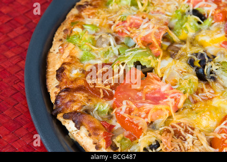 Una chiusura di un pane appena sfornato pizza calda con il pomodoro fresco di salsiccia per pizza bel pepe e formaggio Foto Stock