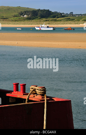 PADSTOW, CORNOVAGLIA, Regno Unito - 12 GIUGNO 2009: Vista sul fiume Camel a Padstow con la città di Rock sullo sfondo Foto Stock