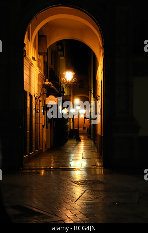 Dark misterioso percorso arcuato con luci di strada di notte Foto Stock