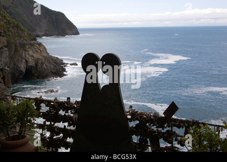 Via dell Amore, parte del sentiero escursionistico che collega i cinque borghi le Cinque Terre Riomaggiore, Italia, Aprile 28, 2009. Foto Stock