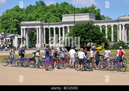 Hyde Park Corner Londra gruppo di ciclisti in bici giro turistico con accompagnatore Inghilterra UK Foto Stock