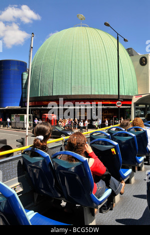 La cupola del Madame Tussauds London museum palazzo visto dai turisti su open top bus tour Foto Stock