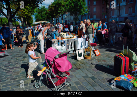 Parigi Francia, affollata di turisti che fanno shopping fuori, mercato pubblico delle pulci francesi, Brocante, antiquariato in mostra sul marciapiede, ragazza giovane, estate per bambini Foto Stock