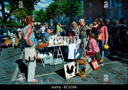 Parigi Francia, gente affollata, donne che fanno shopping fuori, antiquariato pubblico, mercato francese delle pulci, Street Scene, Brocante Vintage, donna per lo shopping di antiquariato Foto Stock