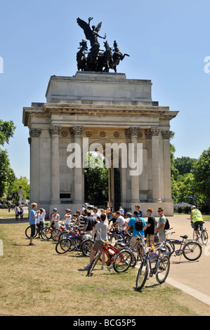 Hyde Park Corner London Wellington Arch gruppo di ciclisti sulla scortato tour con guida Foto Stock