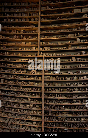 Jewelery strumenti su una panca in Birmingham con timbri e utensili in jewelery trimestre Birmingham Foto Stock