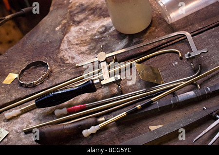 Jewelery strumenti su una panca in Birmingham con timbri e utensili in jewelery trimestre Birmingham Foto Stock