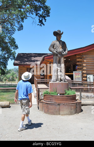 Statua di un cowboy con il suo cane, al di fuori del Parkfield cafe, Parkfield California Foto Stock