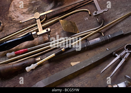 Jewelery strumenti su una panca in Birmingham con timbri e utensili in jewelery trimestre Birmingham Foto Stock