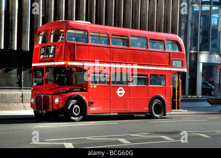 N. 15 London bus con nessuna pubblicità anteriore vista 3/4 Foto Stock