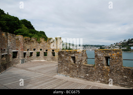 Guardando oltre il 'fiume Dart' dall'interno di Dartmouth Castle,devon, Regno Unito Foto Stock