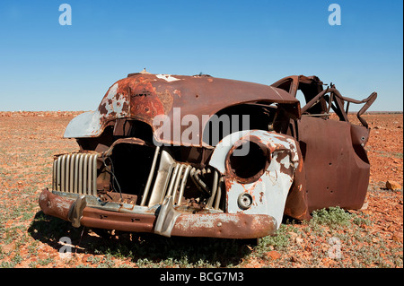 Relitto arrugginito della macchina oggetto di pratiche di dumping nel deserto Foto Stock