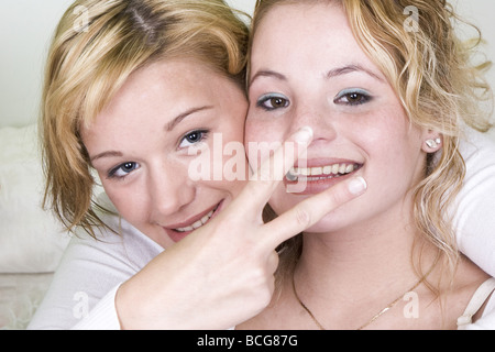 Ritratto ragazze adolescenti segno di pace Foto Stock