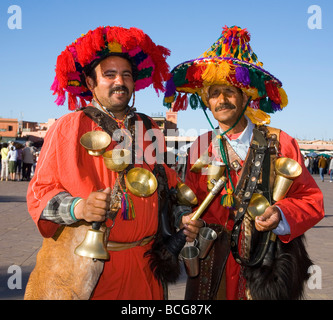 I venditori di acqua in Piazza Jemaa El Fna a Marrakech marocco Foto Stock