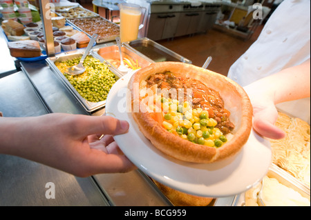 Cene scolastiche servite in una mensa scolastica. Foto Stock