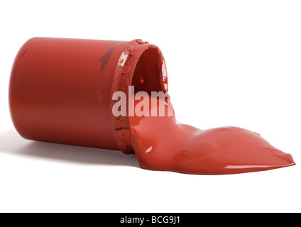 Eventuali fuoriuscite di vaso di vernice rossa su sfondo bianco Foto Stock