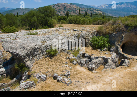 Tombe nel cimitero micenea intagliati da solida roccia intorno 1500BC a Mazarakata sull'isola greca di Cefalonia Grecia GR Foto Stock